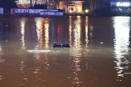 Auto raakt te water bij ongeval Amsterdam