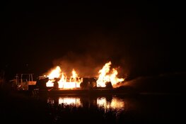 Boot volledig uitgebrand op Vecht bij Weesp