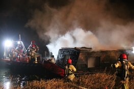 Boot volledig uitgebrand op Vecht bij Weesp
