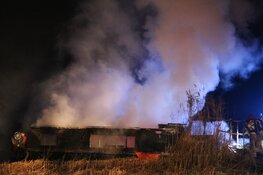 Boot volledig uitgebrand op Vecht bij Weesp