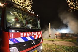 Boot volledig uitgebrand op Vecht bij Weesp