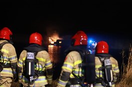 Boot volledig uitgebrand op Vecht bij Weesp