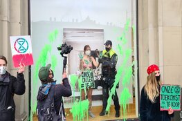 Demonstranten Extinction Rebellion bekladden H&M en gebruiken etalage