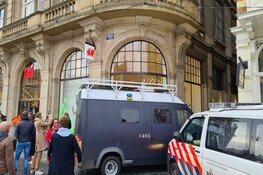 Demonstranten Extinction Rebellion bekladden H&M en gebruiken etalage