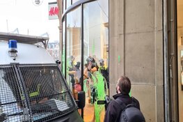 Demonstranten Extinction Rebellion bekladden H&M en gebruiken etalage
