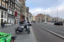 Demonstranten Extinction Rebellion bekladden H&M en gebruiken etalage