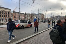 Demonstranten Extinction Rebellion bekladden H&M en gebruiken etalage