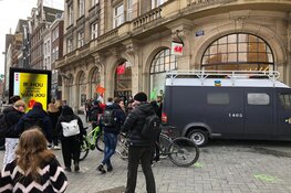 Demonstranten Extinction Rebellion bekladden H&M en gebruiken etalage