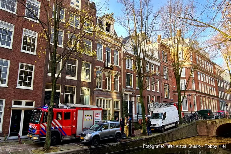 Gewonde bij korte felle brand in woning Oudezijds Achterburgwal
