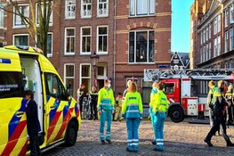 Gewonde bij korte felle brand in woning Oudezijds Achterburgwal