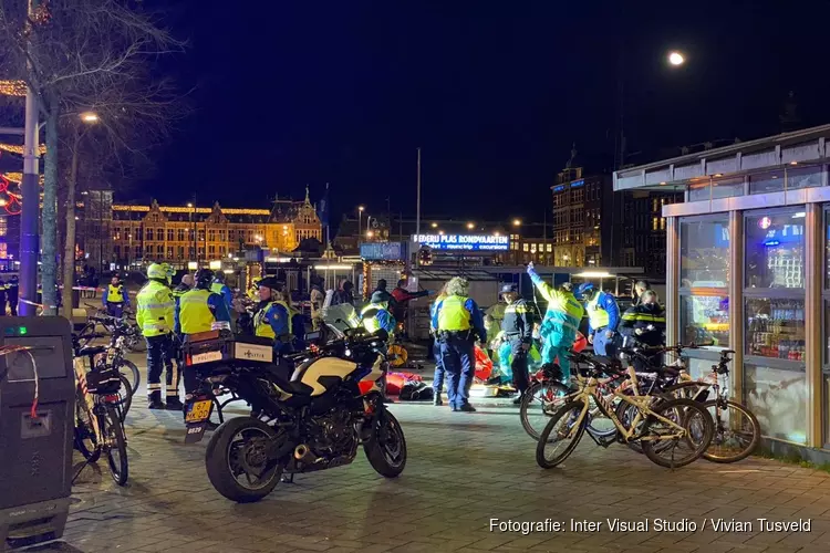 Personen te water geraakt in centrum Amsterdam, hulpdiensten massaal aanwezig