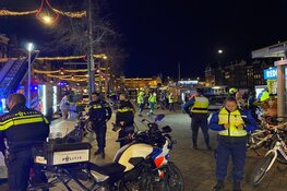 Personen te water geraakt in centrum Amsterdam, hulpdiensten massaal aanwezig