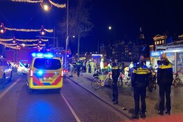 Personen te water geraakt in centrum Amsterdam, hulpdiensten massaal aanwezig