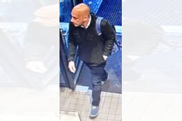 Gezocht: Diefstal tas en portemonnee in restaurant Spui