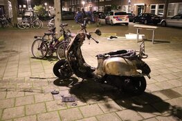 Scooter door brand verwoest in Baffinstraat