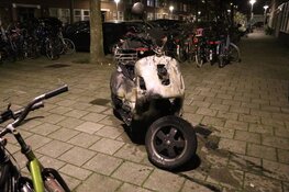 Scooter door brand verwoest in Baffinstraat