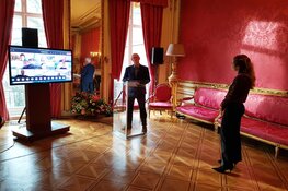 Oud-directeur Le Champion Cees Pronk ontvangt Frans Banninck Cocqpenning