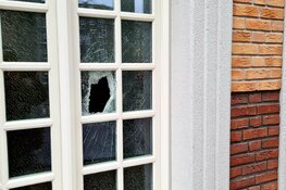 Steen door ruit bij Westermoskee