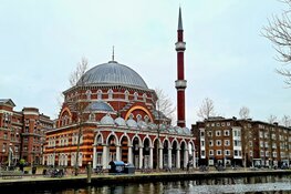 Steen door ruit bij Westermoskee