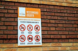 Steen door ruit bij Westermoskee