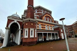 Steen door ruit bij Westermoskee