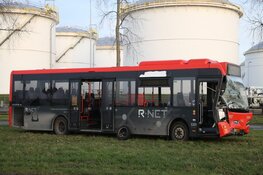 Zwaargewonde bij ongeval tussen bestelauto en bus