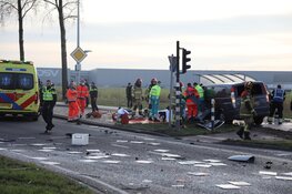 Zwaargewonde bij ongeval tussen bestelauto en bus