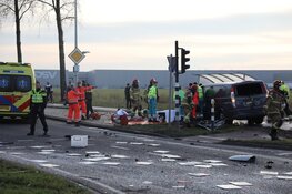 Zwaargewonde bij ongeval tussen bestelauto en bus