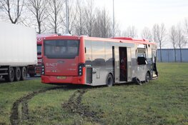 Zwaargewonde bij ongeval tussen bestelauto en bus