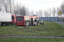 Zwaargewonde bij ongeval tussen bestelauto en bus