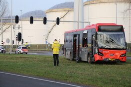Zwaargewonde bij ongeval tussen bestelauto en bus