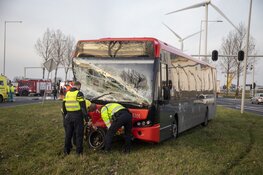 Zwaargewonde bij ongeval tussen bestelauto en bus