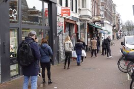 Lange rijen bij de Specials; Patisserie Holtkamp en Slager De Leeuw