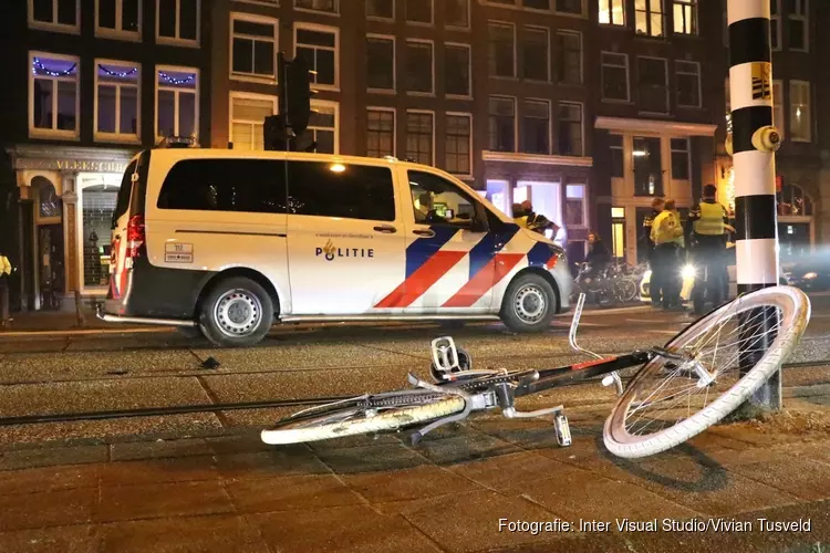 Fietser gewond na aanrijding met politieauto op Rozengracht
