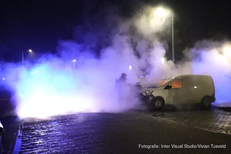Twee auto&#39;s door brand verwoest op Balboaplein