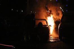 Twee auto&#39;s door brand verwoest op Balboaplein
