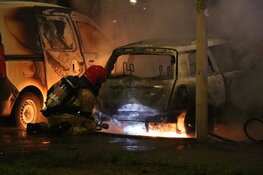 Twee auto&#39;s door brand verwoest op Balboaplein