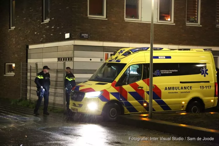 Gewonde bij woningoverval aan het Aakpad in Buiksloot