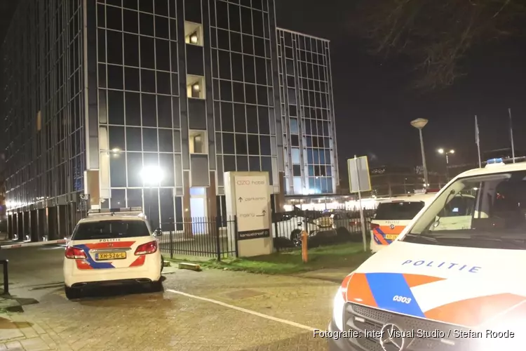 Gewapende mannen overvallen hotel in Amsterdam-Zuidoost, politie start zoekactie