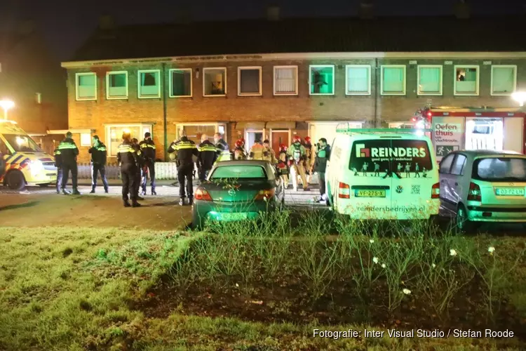 Twee personen naar ziekenhuis na brand in woning Amsterdam-Noord