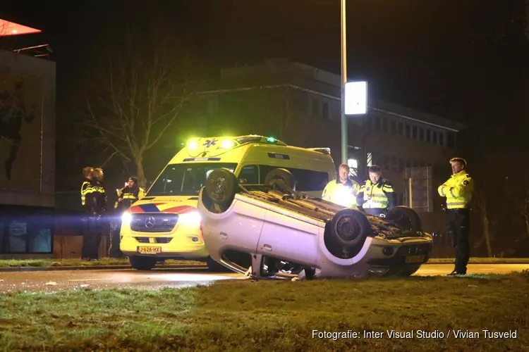 Auto over de kop in Zuidoost, meerdere gewonden
