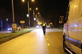 Auto over de kop in Zuidoost, meerdere gewonden