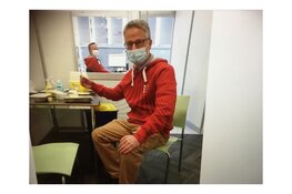 Oud stadsdeelwethouder Guido Frankfurther helpt vaccineren