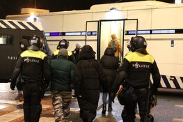 Politie treedt op na waarschuwingen tegen verboden demonstratie Museumplein: 100 aanhoudingen