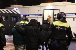 Politie treedt op na waarschuwingen tegen verboden demonstratie Museumplein: 100 aanhoudingen