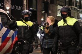 Politie treedt op na waarschuwingen tegen verboden demonstratie Museumplein: 100 aanhoudingen