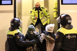 Politie treedt op na waarschuwingen tegen verboden demonstratie Museumplein: 100 aanhoudingen