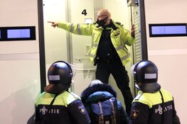 Politie treedt op na waarschuwingen tegen verboden demonstratie Museumplein: 100 aanhoudingen