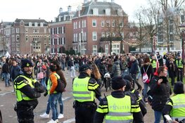 Politie treedt op na waarschuwingen tegen verboden demonstratie Museumplein: 100 aanhoudingen