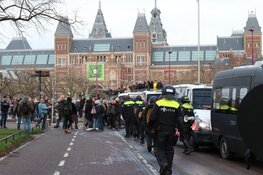 Politie treedt op na waarschuwingen tegen verboden demonstratie Museumplein: 100 aanhoudingen